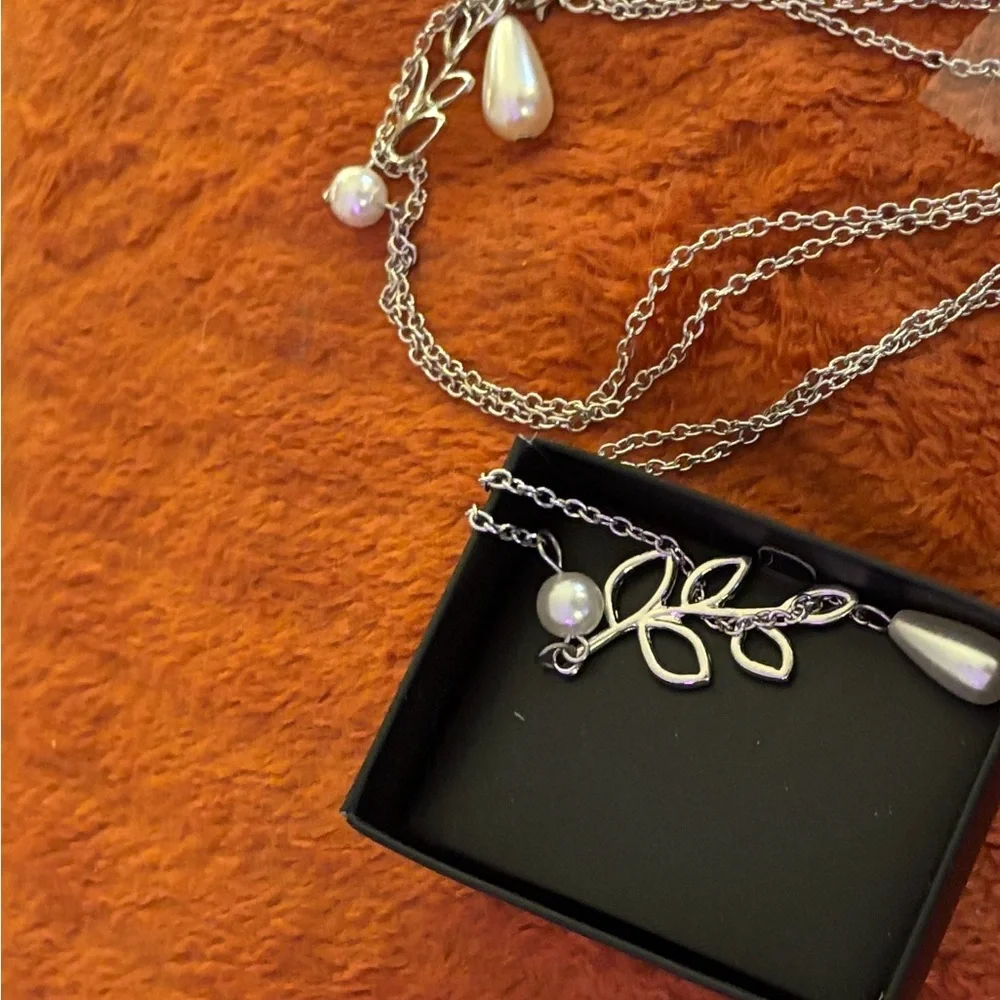 5 pairs of earrings, 1 set of 3 bracelets, 2 of the same necklace. All *NEW*!!! - Picture 12 of 14